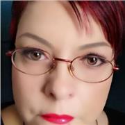 Laureata in scienze naturali e studentessa universitaria di scienze pedagogiche, maestra d'arte, e laureanda in scienze teologiche impartisce lezioni di scienze, matematica, storia, storia dell'arte, epica, geografia, grammatica, francese, spagnolo